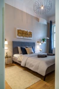 Un dormitorio con una cama grande y una lámpara de araña. en Luxury Elizabeth Residence next to the New York Café, en Budapest