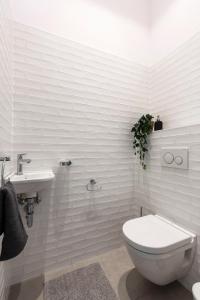 A bathroom at Luxury Elizabeth Residence next to the New York Café
