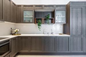 A kitchen or kitchenette at Luxury Elizabeth Residence next to the New York Café
