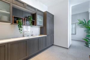 A kitchen or kitchenette at Luxury Elizabeth Residence next to the New York Café
