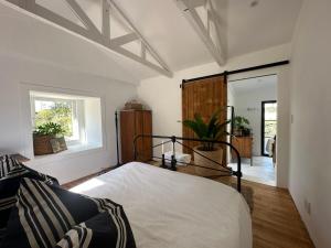 ein weißes Schlafzimmer mit einem Bett und einem Fenster in der Unterkunft Cornellskop Country Stay in Botrivier + 96 Fotos