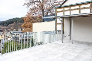 - un balcon d'une maison avec une clôture dans l'établissement Panorama Schwarzenberg, à Schwarzenberg