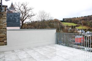 une clôture blanche sur un balcon avec vue dans l'établissement Panorama Schwarzenberg, à Schwarzenberg