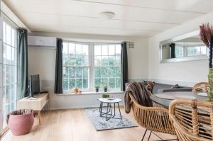 ein Wohnzimmer mit einem Sofa und einem Tisch in der Unterkunft Valkenbosch - De Pimpel 12 in Oisterwijk