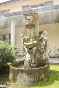 Taman di luar Dominus Hotel