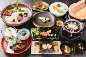 un grupo de platos de comida en una mesa en Tsuta Onsen Ryokan, en Towada