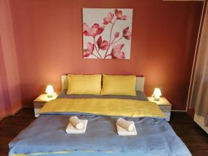 sypialnia z łóżkiem z 2 kapciami w obiekcie City Break Rooms Zagreb w Zagrzebiu