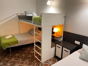 Postel nebo postele na pokoji v ubytování Big Apartment Barcelona Gran via