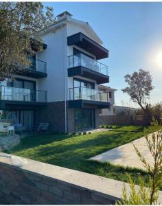 un edificio con balcones en un lateral en Assos Luna Houses, en Ayvacık