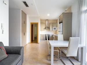 sala de estar y cocina con mesa y sofá en Luxury Apartments Puerto Valencia, en Valencia