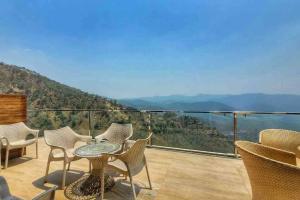 PINE PEAK KASAULI tesisinde bir balkon veya teras