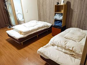 高松市にあるGuest House Ihatov - Vacation STAY 22122vのツインベッド2台が備わる客室です。
