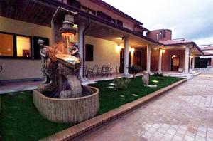 Taman di luar Dominus Hotel
