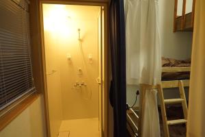 高松市にあるGuest House Ihatov - Vacation STAY 00941vの小さなバスルーム(シャワー、ベッド付)が備わります。