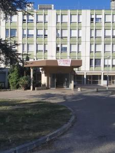 ein großes weißes Gebäude mit einem Schild drauf in der Unterkunft Hôtel Le Grand Barnum in Francheville