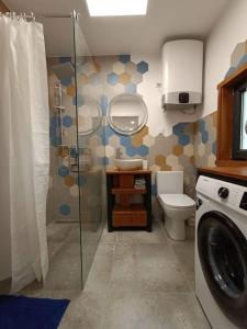 W łazience znajduje się prysznic, toaleta i umywalka. w obiekcie Miejsce dla chcących odpocząć w mieście Prabuty