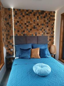 niebieskie łóżko z poduszką na górze w obiekcie Miejsce dla chcących odpocząć w mieście Prabuty
