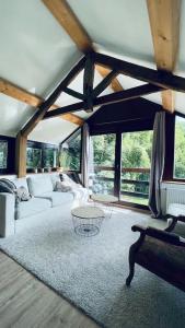 ein Wohnzimmer mit einer weißen Couch und einem Tisch in der Unterkunft Le Belle-Vue in La-Roche-en-Ardenne