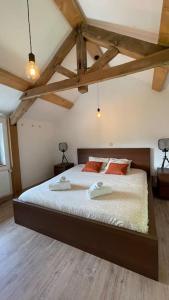 een slaapkamer met een bed met twee handdoeken erop bij Le Belle-Vue in La-Roche-en-Ardenne