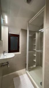 ein Badezimmer mit Dusche und Waschbecken in der Unterkunft Le Belle-Vue in La-Roche-en-Ardenne + 37 Fotos