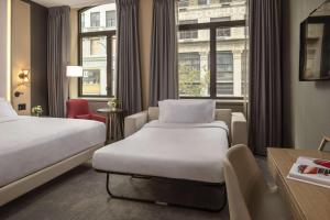 um quarto de hotel com duas camas e uma janela em NH Collection New York Madison Avenue em Nova Iorque