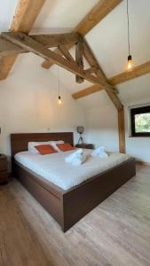 ein Schlafzimmer mit einem großen Bett im Dachgeschoss in der Unterkunft Le Belle-Vue in La-Roche-en-Ardenne