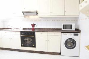 A kitchen or kitchenette at Apartamento CUNTIS Még 6 kép