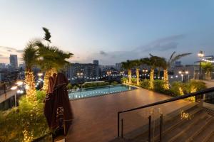 Bazén v ubytování FTE Ba Dinh Hotel nebo v jeho okolí