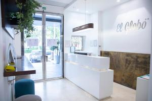 a kitchen with a counter and a glass door at El Globo in Valencia