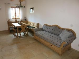 - un salon avec un canapé et une table dans l'établissement Strass4, à Neumarkt-Sankt Veit