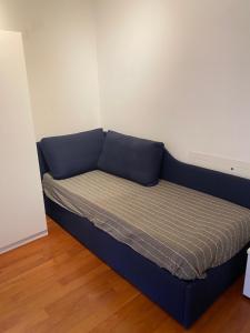 un sofá azul sentado en una habitación en RESIDENCE DUINO MARE, en Duino