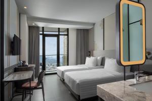 Postel nebo postele na pokoji v ubytování Hotel Santika Premiere Padang