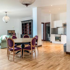 - une cuisine et une salle à manger avec une table et des chaises dans l'établissement Résidence de l'Arsenal Royal - Meublés de Tourisme, à Rochefort