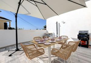 Fotografia z galérie ubytovania Marbella Beach House Holiday Rental Costabella v Marbelli