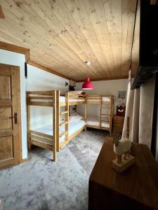 pokój z dwoma łóżkami piętrowymi i stołem w obiekcie ARC 1950 - Grand 3 pièces de 75 m - 8 couchages w mieście Bourg-Saint-Maurice