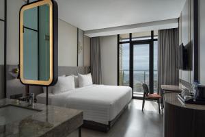Postel nebo postele na pokoji v ubytování Hotel Santika Premiere Padang