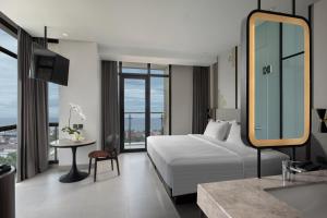 Postel nebo postele na pokoji v ubytování Hotel Santika Premiere Padang
