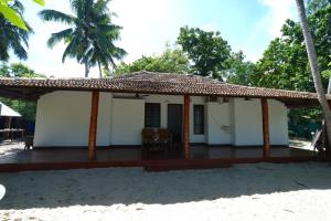 a house on the beach with a roof at Ethus'villahomestay in Mararikulam