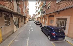 Royal Family Apartment في Chirivella: سيارة متوقفة على جانب شارع
