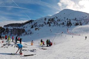 un grupo de personas en una pista de esquí cubierta de nieve en [TridentHome] 5 min from station & free Wifi, en Trento