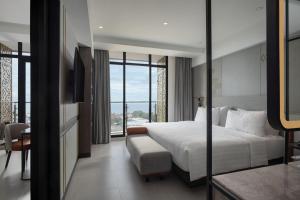 Postel nebo postele na pokoji v ubytování Hotel Santika Premiere Padang