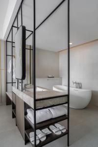Postel nebo postele na pokoji v ubytování Hotel Santika Premiere Padang