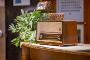 an old radio sitting on top of a table at Hessenland Hotel Kassel Innenstadt by Stay Awesome in Kassel