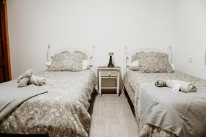 A bed or beds in a room at Casa Las Costas, Las Maretas