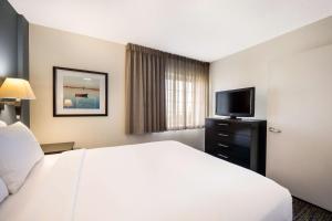 Postel nebo postele na pokoji v ubytování Sonesta Simply Suites Austin The Domain Area