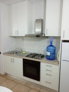Eldhús eða eldhúskrókur á Apartamento Moradias Djadsal C01 próximo à Praia de Santa Maria