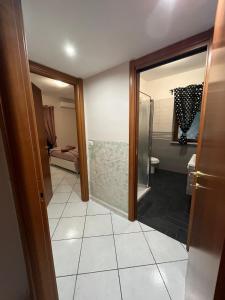 bagno con cabina doccia e servizi igienici di Seaside apartment a Castellammare di Stabia