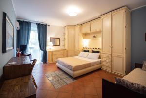 ein Schlafzimmer mit einem Bett und einem Schreibtisch in einem Zimmer in der Unterkunft Kalamarina Rooms in Palermo
