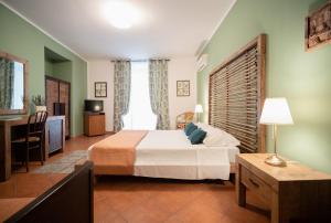 A bed or beds in a room at Kalamarina Rooms Még 35 kép