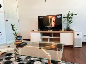TV a/nebo společenská místnost v ubytování Lo-Fi Room on Ninman 12